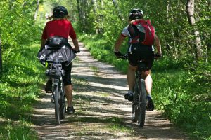 Jak być widocznym na drodze – najlepsze ubrania odblaskowe dla rowerzystów