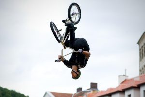 7 prostych wskazówek, jak bezpiecznie jeździć na rowerze